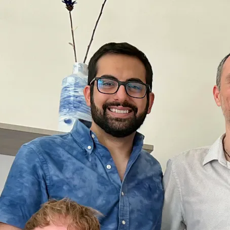 Luca Tornabene con il team in agenzia 2022